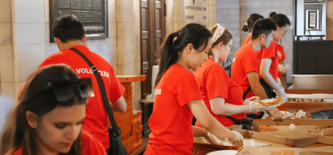 A group of CL&E student volunteers prepare food