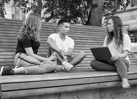 Trois étudiants assis sur un banc